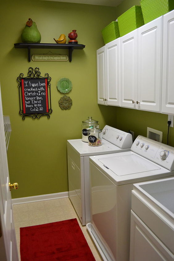 cuarto de lavado con temtica de jardn con un estante de secado asesino, mirando desde la puerta