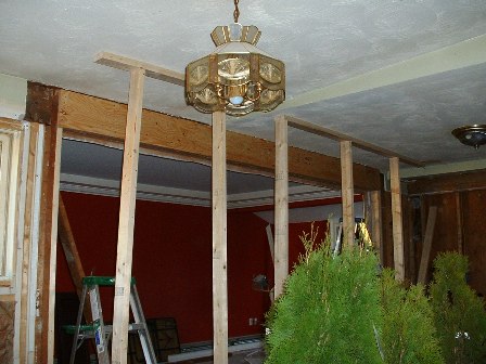 rancho flip brockton ma, Tr s vigas de 1 3 4 x 9 1 4 foram instaladas no teto para abrir a rea da cozinha para uma sala adjacente