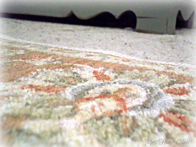 el proyecto cenicienta una historia de un cambio de imagen de los muebles, El gris Chateau realmente resalta los colores de la alfombra Consejo Una alfombra es una gran fuente para decidir la paleta de colores de una habitaci n
