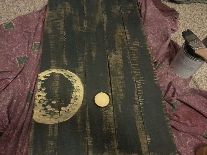 daisy pallet sign, painting, pallet projects, repurposing upcycling, Started making the inside of the daisy by just dabbing Arles ASCP