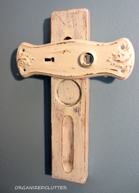 cruces shabby chic reutilizadas, La placa de la puerta y el nivel fueron desgastados con papel de lija y pegados con E6000