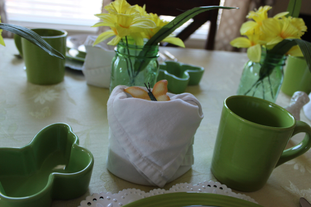 paisagem de mesa de primavera, Uma dobra de guardanapo criativa para embalar uma delicada borboleta