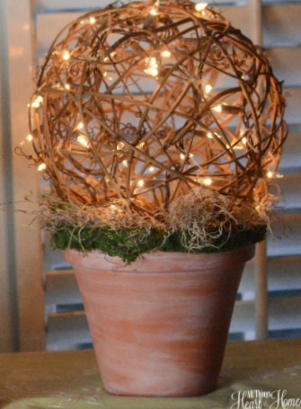 topiary vine ball com luzes, Pequenas luzes brancas d o a esta topiaria um brilho m gico quando o sol se p e