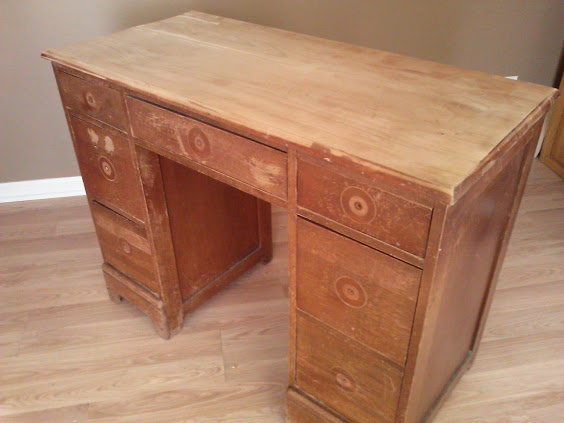 mesa de madeira recuperada transformada com tinta de giz plstico bolha e couro