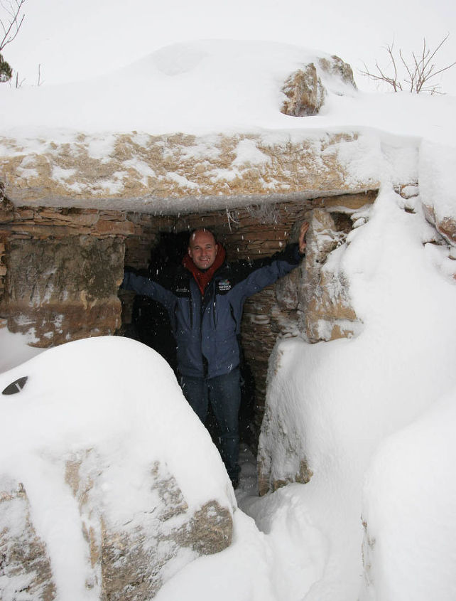 explore uma cachoeira gelada e uma gruta em st charles illinois, Ed Beaulieu do Aquascape fica na entrada da gruta tamb m conhecida como caverna da lagoa