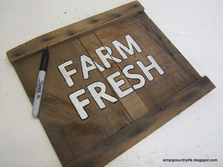 caixa de madeira antiga transformada em placa de fazenda fresca, Depois de pintar as letras brancas tracei as com um marcador preto Sharpie