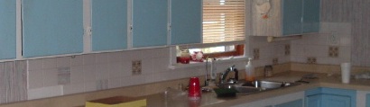 mi cambio de imagen de la cocina pintada, Salpicadero ANTES con azulejos feos y la mitad de ellos cayendo y desapareciendo
