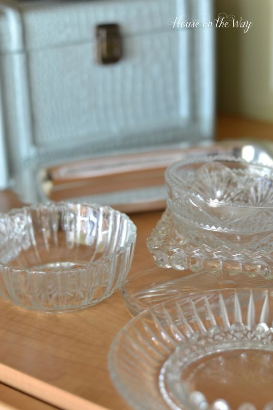 easy decorative ways to organize your jewelry, organizing, These small clear dishes were a great flea market find They were each 50 or less