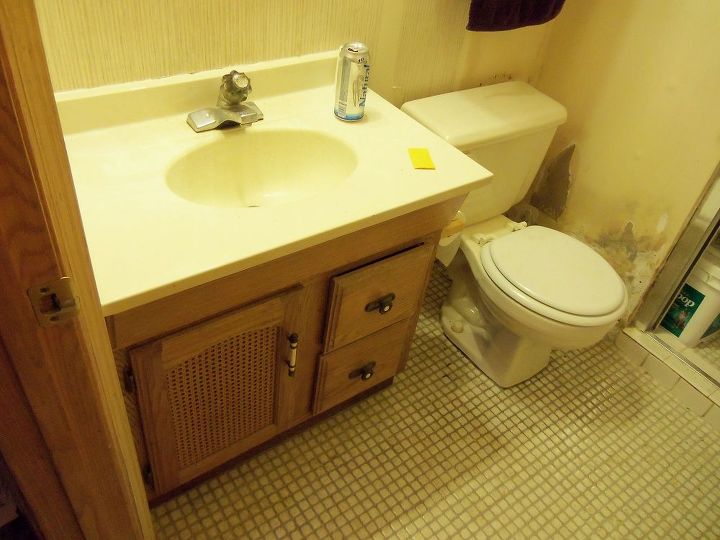 q this bathroom needs help on a budget help me friends, bathroom ideas, home decor, home improvement, home maintenance repairs, painting, Everything works