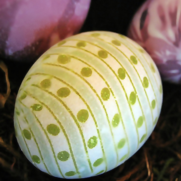 pinte seus ovos de pscoa usando gravatas e lenos de seda velhos, Um velho len o de seda deixa uma marca quase perfeita