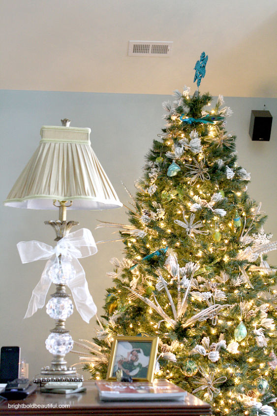 10 decorating ideas in this holiday home tour, home decor, Shimmer and Shine