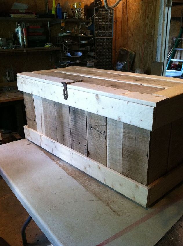 pallet hope chest, diy, painted furniture, pallet, woodworking projects