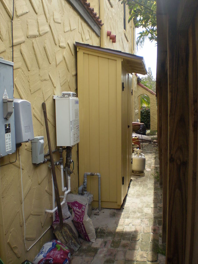 almacenamiento pequeno en el exterior, Almacenamiento enclavado en un patio lateral no utilizado