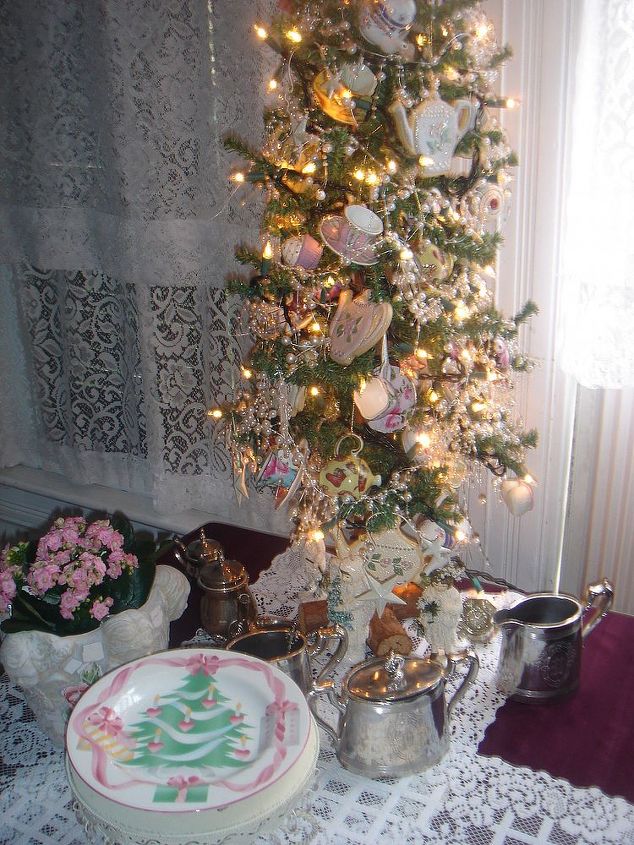 eu amo decorar nossa rainha anne vitoriana de 1895 para o natal com 12 rvores, rvore de cozinha