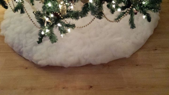 my silver and gold themed christmas tree, seasonal holiday d cor, Spread out a snow blanket and covered with Buffalo snow to make this Christmas tree skirt