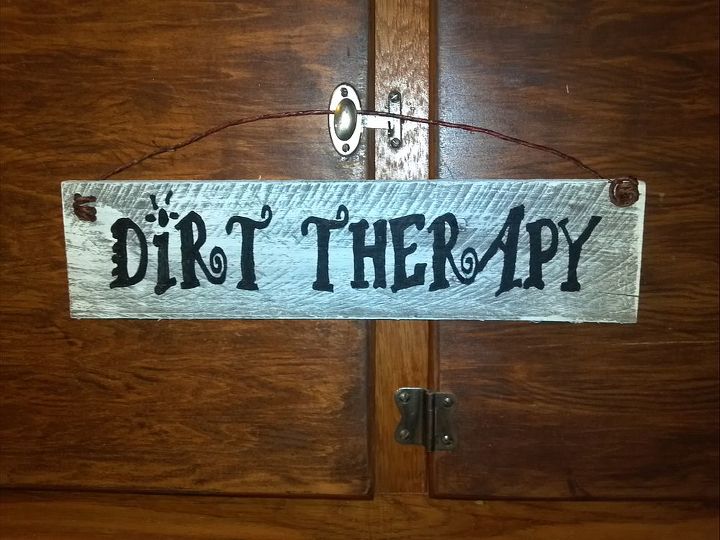 signs from pallet boards, pallet projects, Dirt Therapy pallet sign