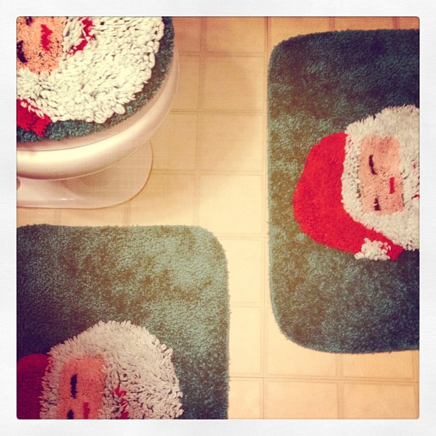 christmas at our house, christmas decorations, seasonal holiday decor, A did this for the kids in the hall bathroom