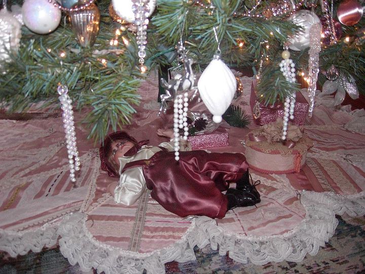 eu amo decorar nossa rainha anne vitoriana de 1895 para o natal com 12 rvores, Saia de rvore de Natal na rvore na sala da frente