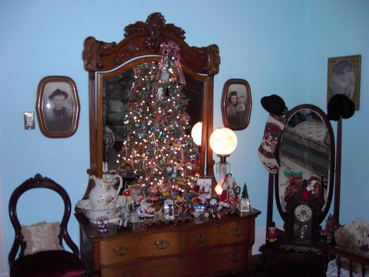 eu amo decorar nossa rainha anne vitoriana de 1895 para o natal com 12 rvores, rvore do quarto de h spedes
