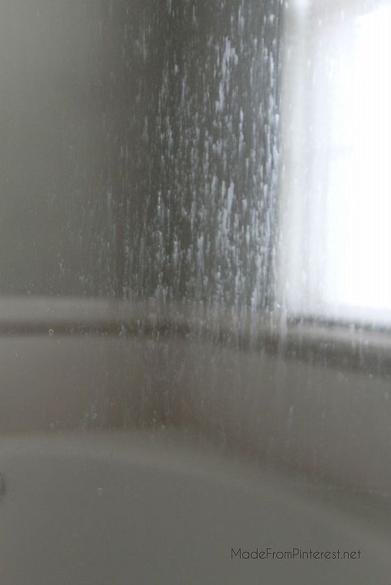 varinha milagrosa para limpar portas de chuveiro de vidro, Voc pode ver a espuma de sab o que se acumulou ao longo do tempo