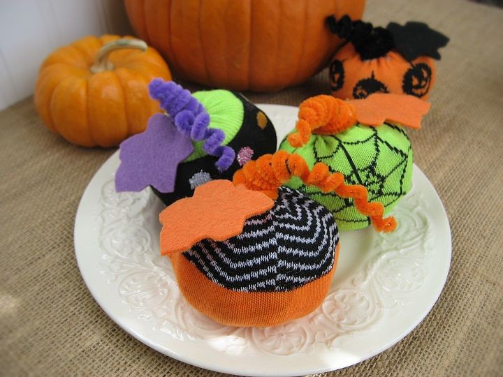 easy halloween sock pumpkins um projeto divertido usando meias de halloween do, Ab boras de meia de Halloween divertidas e f ceis