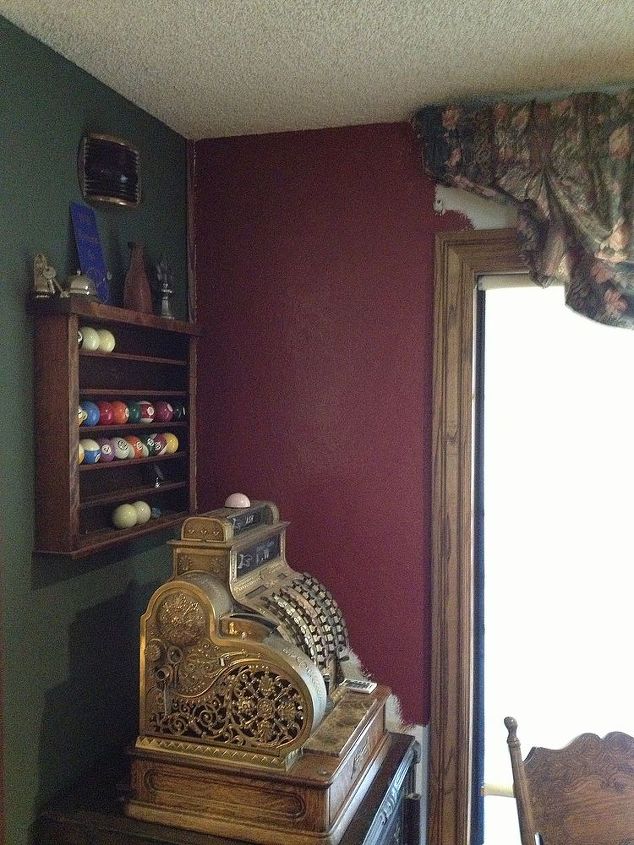 piso de madeira na minha sala de bilhar, Pintura marrom profunda na parede com as janelas