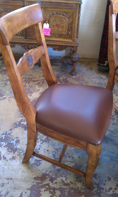 mesa y sillas de comedor de la tienda de segunda mano transformadas, Esta es la silla antes