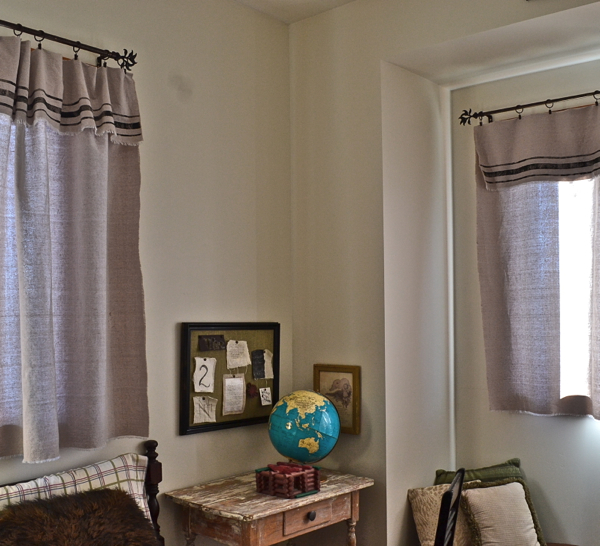 cortinas inspiradas en sacos de cereales y lo mejor sin coser, Colgadas en la habitaci n de invitados de los ni os