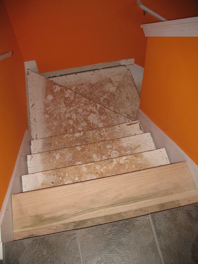 q stairs remodel, home decor, stairs, tiling, Before they used to be carpet