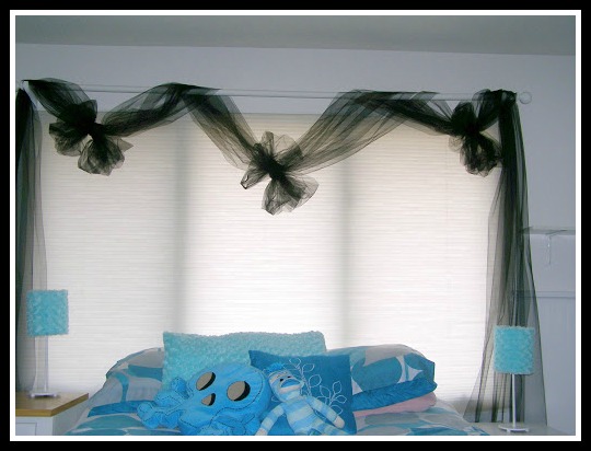 a cool girls bedroom, bedroom ideas, home decor, Black tulle curtains