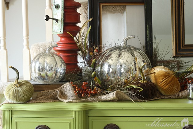 create a layered fall table display, seasonal holiday decor, So pretty