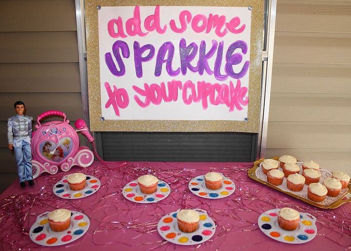 fiesta de cumpleaos de la princesa real, esto fue divertido pintar platos usar sprinkles y cupcakes en el centro y los ni os decoraron se divirtieron mucho y consiguieron platos en la mesa de Walmart