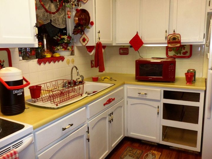 kitchen reveal, countertops, flooring, home decor, kitchen design, Before Old Harvest Gold Counter tops