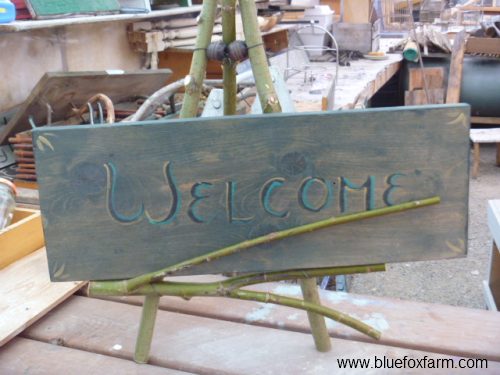 are you always looking for quotes and funny sayings for garden signs, crafts, outdoor living, Welcome sign to greet your visitor is displayed on a twiggy easel