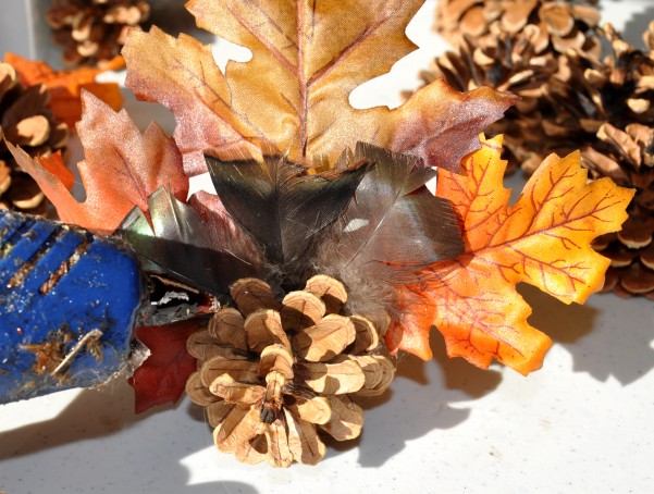 engullir centro de mesa de pavo para tu mesa de accin de gracias, Pega las plumas justo delante de las hojas