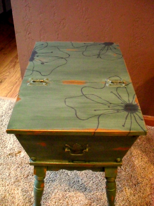 flower power end table, chalk paint, flowers, painted furniture, I used Michigan Pine and Vermont Slate to give it a fresh look