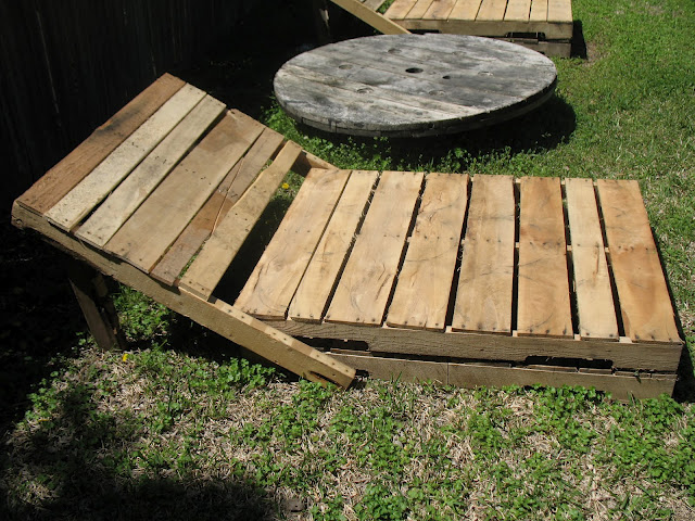 pallet garden loungers, outdoor furniture, outdoor living, painted furniture, repurposing upcycling