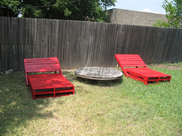 pallet garden loungers, outdoor furniture, outdoor living, painted furniture, repurposing upcycling
