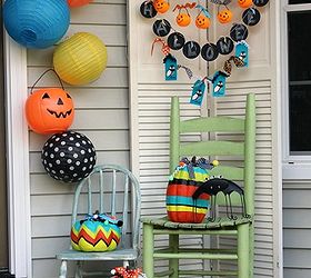 happy halloween front porch, chalkboard paint, crafts, curb appeal, halloween decorations, seasonal holiday decor, wreaths, On my blog I share how to make the chalkboard banner