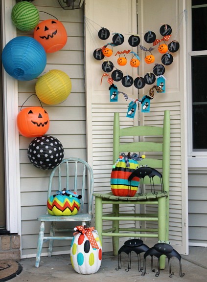 happy halloween front porch, chalkboard paint, crafts, curb appeal, halloween decorations, seasonal holiday decor, wreaths, On my blog I share how to make the chalkboard banner