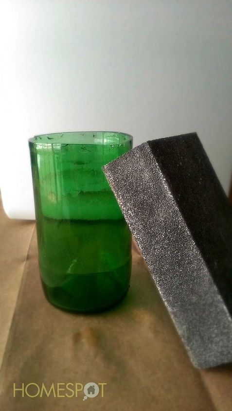 cmo cortar una botella de vidrio por la mitad con hilo y fuego, Es muy importante redondear los bordes afilados con papel de lija