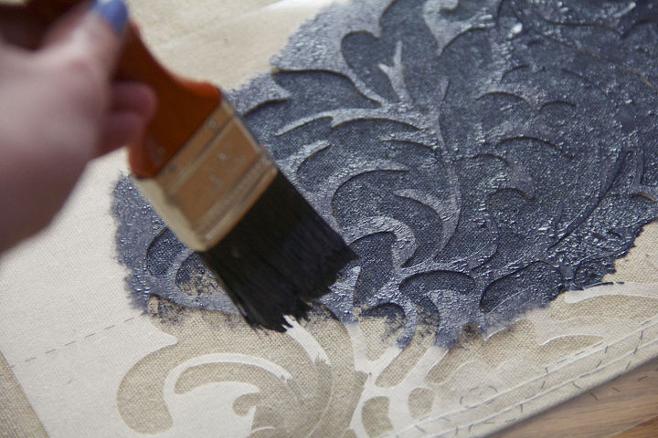crea una alfombra de lona personalizada por 10 dlares, Cuando pintes sobre tus plantillas aseg rate de dar unos toques a la pintura en lugar de pasarla por encima