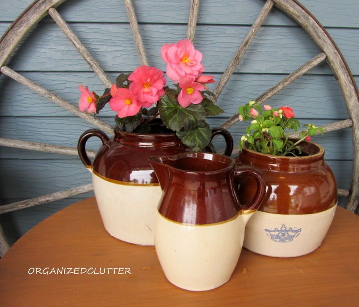decorao do jardim da frente com colecionveis vintage, Vasos de gr s com beg nias e impatiens