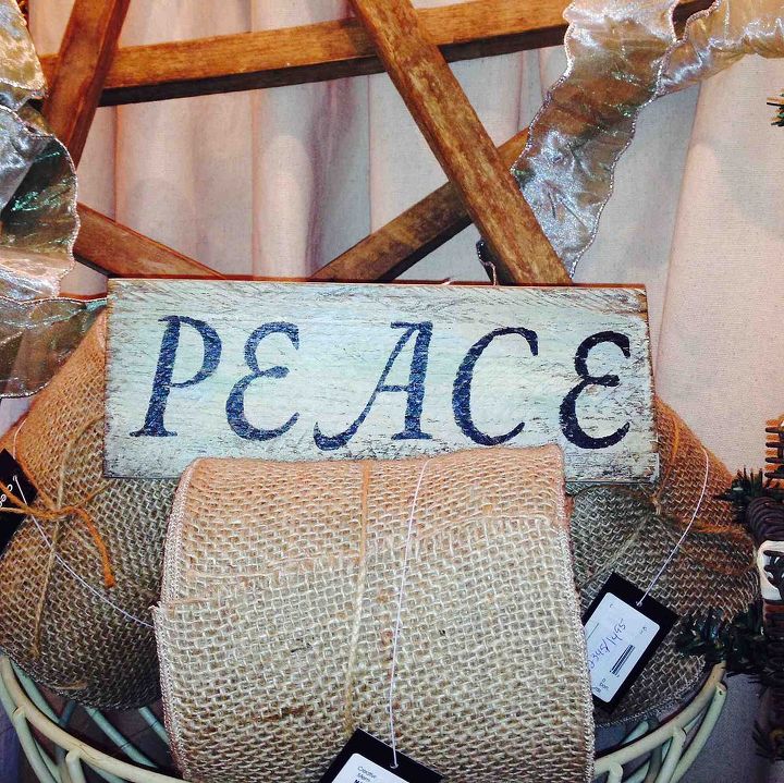 pallet wood signs, crafts, pallet, seasonal holiday decor