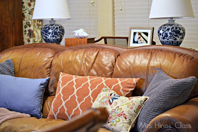 3 dicas essenciais para decorar um sof de couro