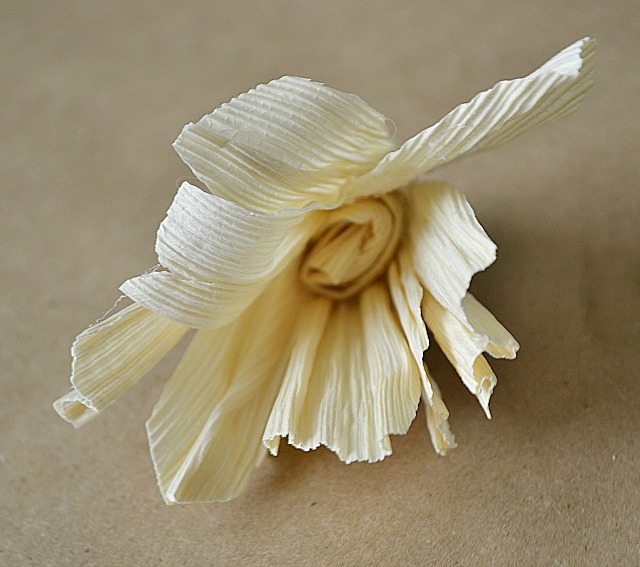 want to know how to make a corn husk flower napkin ring, crafts, thanksgiving decorations