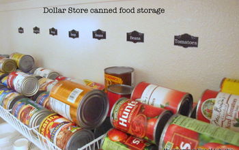 Almacenamiento de alimentos enlatados en la tienda del dólar