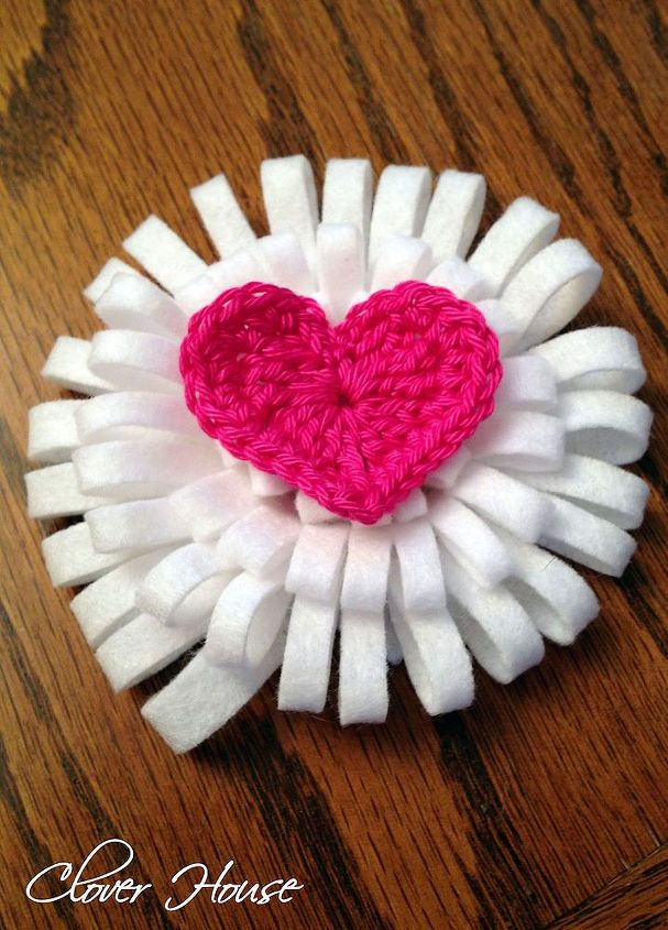 yarn felt valentine wreath, crafts, seasonal holiday decor, valentines day ideas, wreaths, Loopy Felt Flower