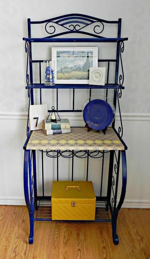 nossa sala de jantar azul cinza e amarela, O rack de padaria pintado combina com as cores e oferece mais armazenamento