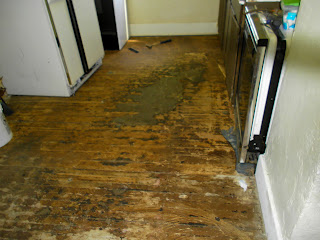 reclaimed barn wood kitchen floor, flooring, The old kitchen floor Yuck